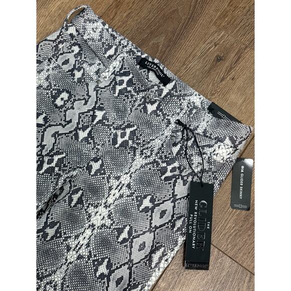Liverpool Gia Glider Pull On Ankle Skinny Jeans Snake Print Gray Size 6/28 -NWT - Picture 2 of 5